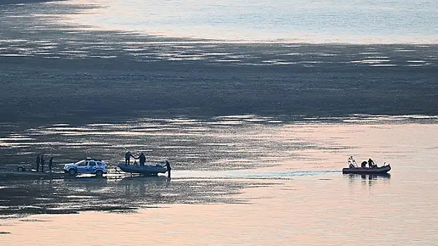 İzmir'de orman yangınına müdahale ederken düşen helikopteri arama çalışmaları sürüyor
