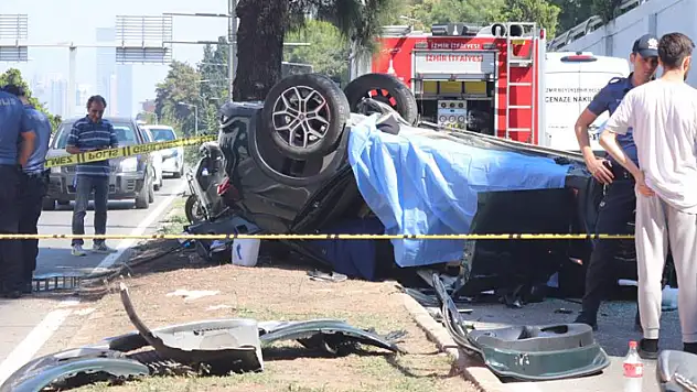 İzmir'de otomobil alt geçide düştü: 3 ölü, 2 yaralı
