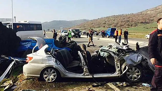 İzmir'de otomobil karşı şeride geçti: 6 ölü