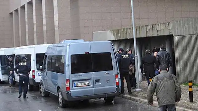İzmir'de 'paralel yapı' operasyonu: 7 gözaltı