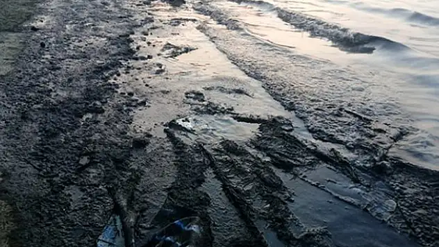 İzmir'de petrol türevi atıklar denizi kirletti, ekipler bölgede çalışma başlattı