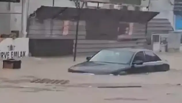 İzmir'de sağanak Dikili'de ev ve iş yerlerini su bastı, okullar tatil edildi
