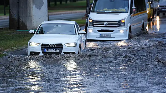 İzmir'de sağanak etkili oldu

