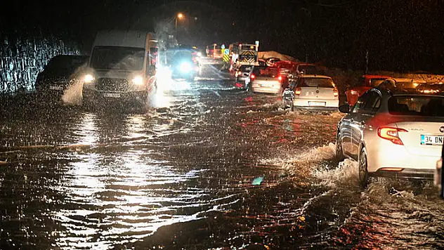 İzmir'de sağanak nedeniyle su baskınları meydana geldi
