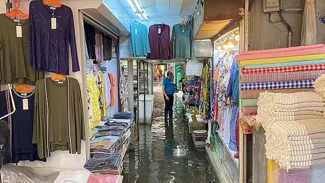 İzmir'de sağanak: Tarihi Kemeraltı Çarşısı'nda iş yerlerini su bastı

