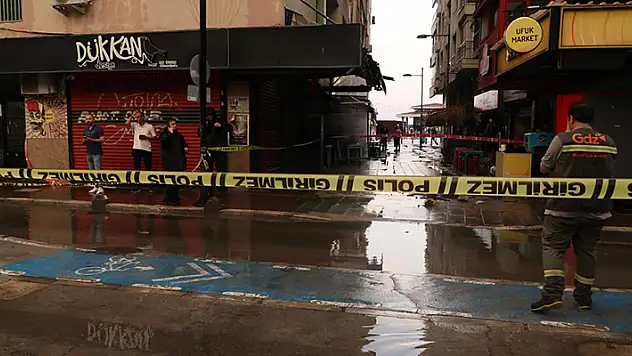 İzmir'de sağanaktan kaçmaya çalışan 2 kişi, elektrik akımına kapılarak öldü
