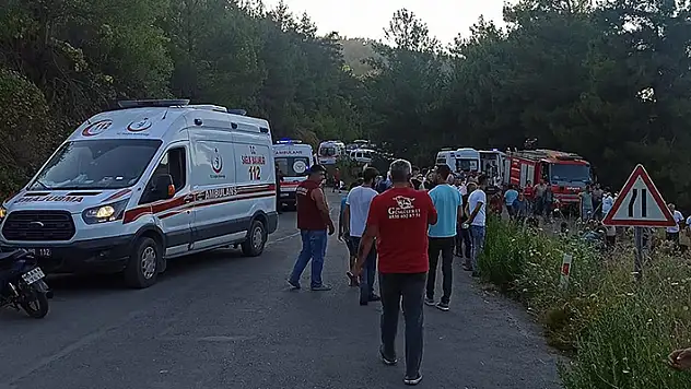İzmir'de şarampole devrilen minibüsteki 6 kişi öldü, 11 kişi yaralandı
