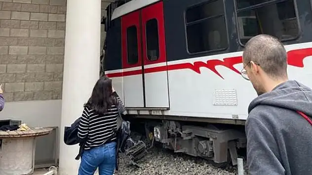 İzmir'de seyir halindeki metro raydan çıktı!