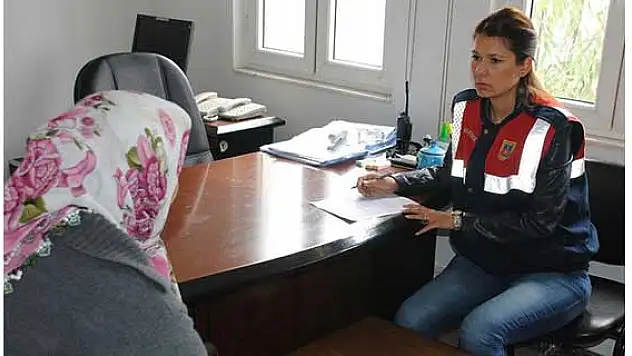 İzmir'de şiddet gören kadını jandarma kurtardı
