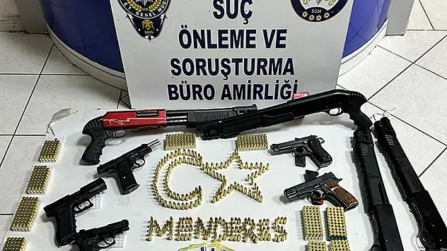 İzmir'de silah kaçakçısının adresine baskın
