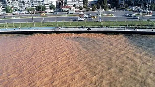 İzmir'de su borusu patladı, körfezin rengi kahverengiye döndü