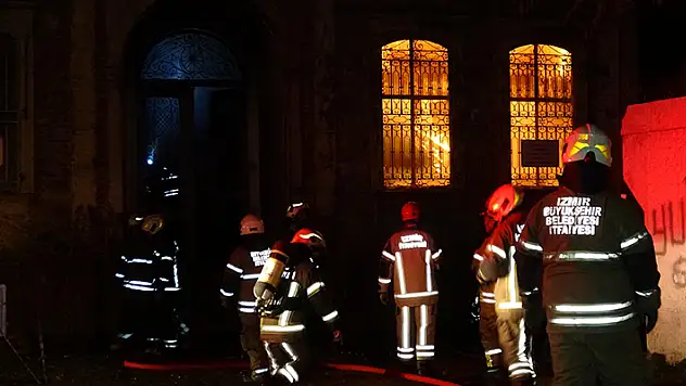 İzmir'de tarihi binada yangın mahsur kalan kadın kurtarıldı
