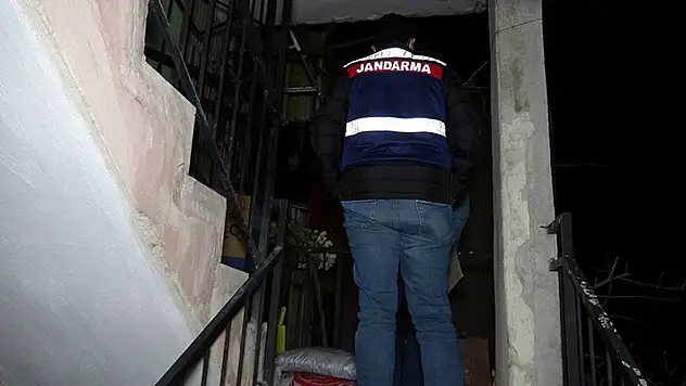 İzmir'de terör örgütü DHKP-C ve MLKP'ye eş zamanlı operasyon: 18 gözaltı
