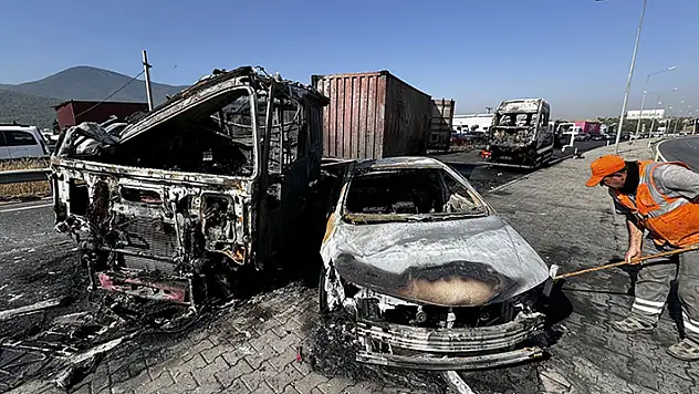 İzmir'de tır, minibüs ve otomobilin çarpışarak yanması sonucu 5 kişi yaralandı