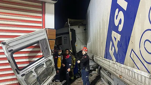 İzmir'de tırın minibüse çarpması sonucu 3 kişi hayatını kaybetti, 11 kişi yaralandı
