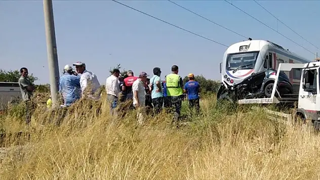 İzmir'de trenin hemzemin geçitte çarptığı araçtaki 3 kişi öldü
