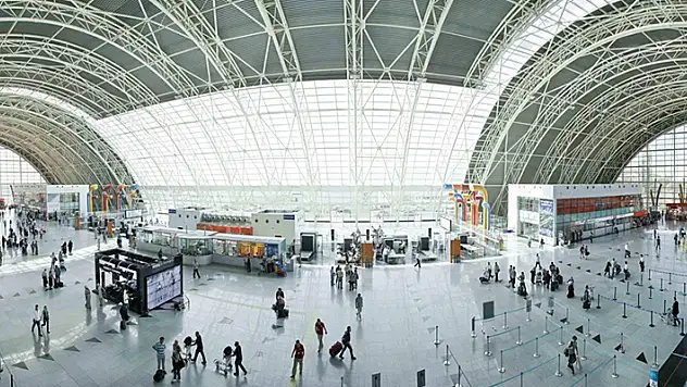 İzmir'de uçak seferlerine sis engeli
