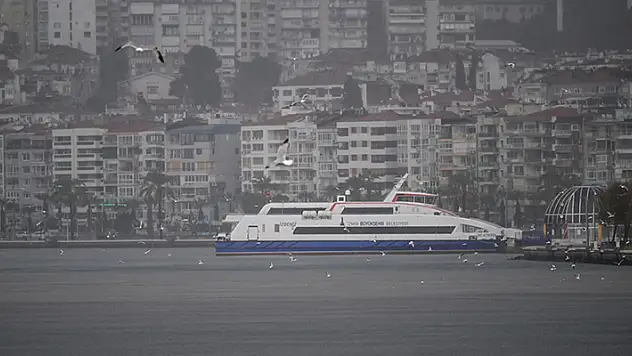 İzmir'de vapur seferleri hava muhalefeti nedeniyle iptal edildi

