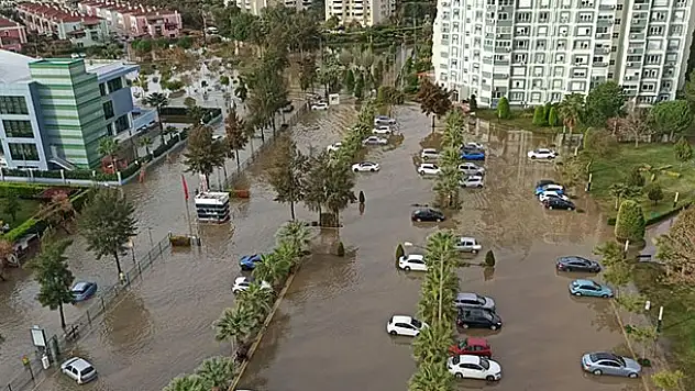 İzmir'de yağışın ardından deniz taştı: Aranan 2 kişinin cansız bedenine ulaşıldı