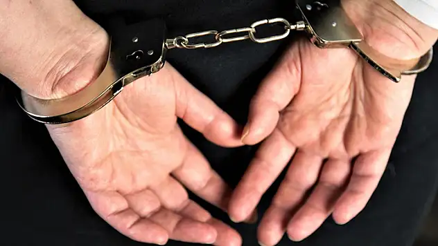 İzmir'de yasa dışı bahis operasyonu: Sosyal medya fenomeni gözaltına alındı
