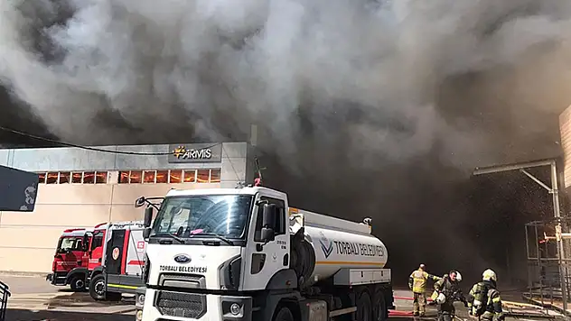 İzmir'de yatak fabrikasında başlayan yangın 2 işletmeye sıçradı
