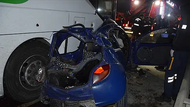 İzmir'de yolcu otobüsü ile otomobilin çarpıştığı kazada 1 kişi öldü, 3 kişi yaralandı
