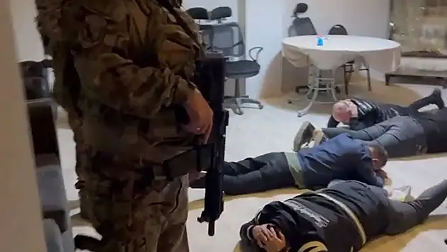 İzmir'de 'Zirek Kardeşler' ve 'Alabaylar' suç örgütlerine operasyon: 24 gözaltı
