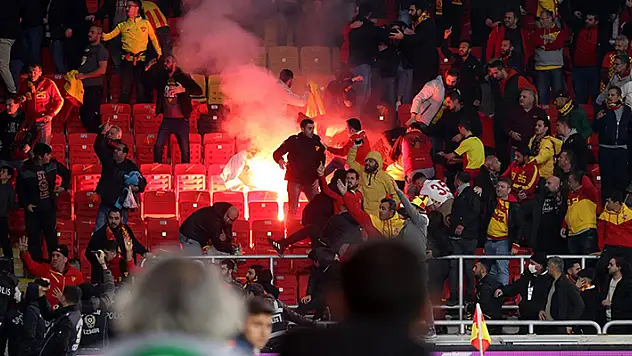 İzmir'deki derbi maçta yabancı maddeleri stada sokanlar tespit edildi
