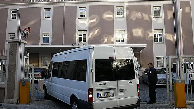 İzmir'deki FETÖ operasyonunda 10 tutuklama