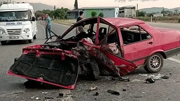 İzmir'deki kazada otomobil kağıt gibi yırtıldı: 2 yaralı
