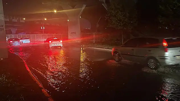 İzmir'deki sağanak yağış hayatı olumsuz etkiledi

