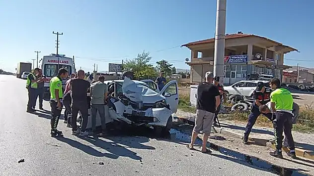 İzmir'den Konya'ya düğüne gelen aile yolda faciayı yaşadı: 1 ölü, 2 yaralı
