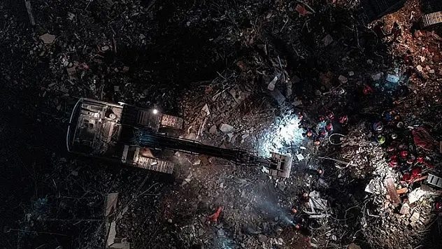 İzmir depreminde yıkılan binanın statik raporuna yetkin olmayan mühendis imza atmış
