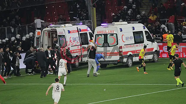 İzmir derbisinde olaylar çıktı
