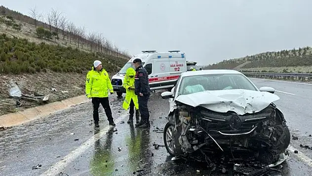 İzmir-İstanbul Otoyolu'ndaki zincirleme kazada 1 kişi öldü, 4 kişi yaralandı

