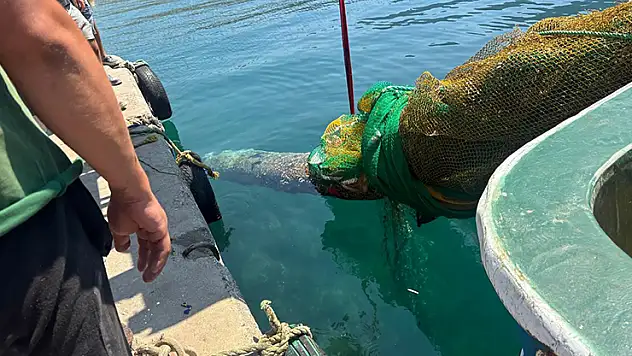 İzmir Karaburun'da balıkçı ağına denizaltı torpidosu takıldı