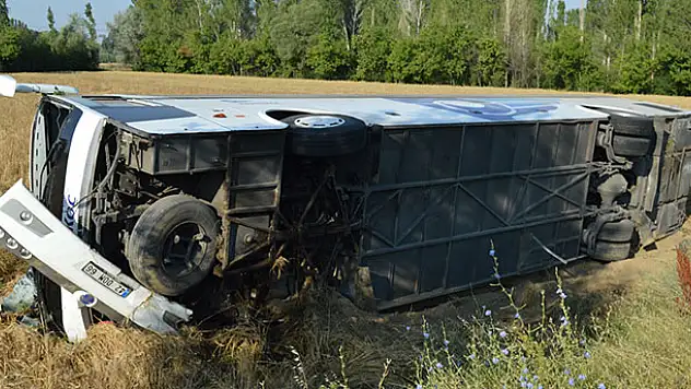İzmir-Konya seferini yapan yolcu otobüsü devrildi: 7 yaralı!