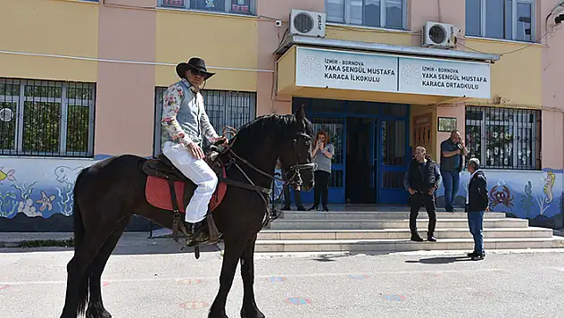 İzmir: Kovboy kıyafeti giyip, atı ile oy kullanmaya geldi
