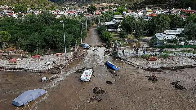 İzmir Menderes'te sağanak sonrası yol çöktü, bazı ev ve iş yerlerini su bastı
