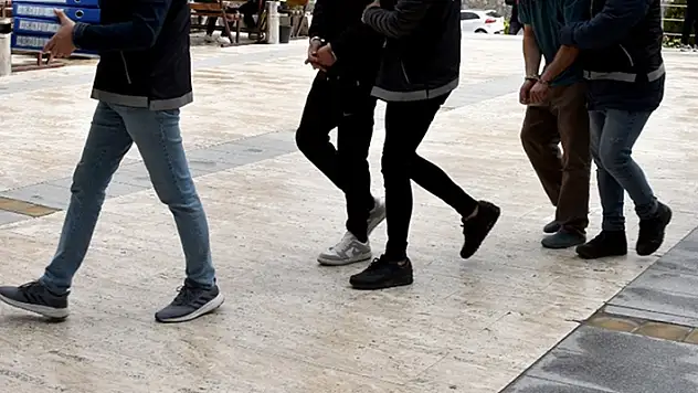 İzmir merkezli 40 ildeki dolandırıcılık operasyonunda 266 kişi hakkında gözaltı kararı
