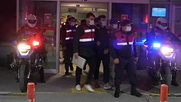 İzmir merkezli 53 ilde FETÖ'nün TSK yapılanmasına yönelik operasyonda 184 gözaltı kararı verildi
