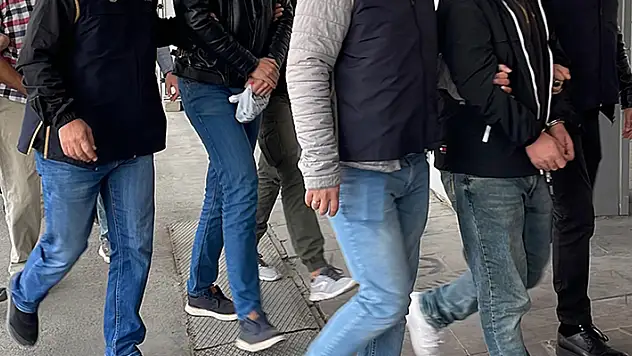 İzmir merkezli FETÖ operasyonunda 12 şüpheli yakalandı