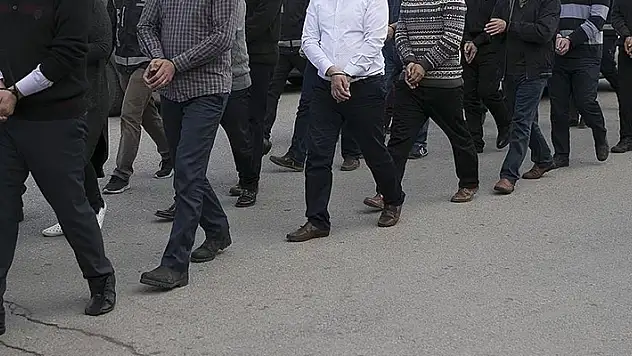 İzmir merkezli FETÖ operasyonunda 15 gözaltı
