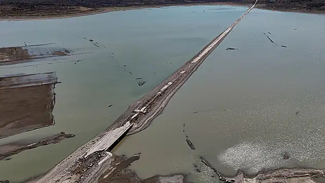İzmir'de barajda su seviyesi düşünce eski İzmir-Çeşme kara yolu ortaya çıktı