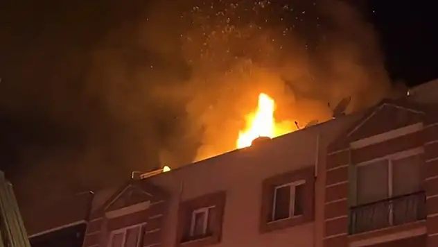 İzmir'de çatı katında yangın: 1 kişi dumandan etkilendi

