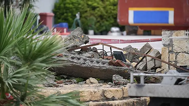İzmir'de dekoratif beton kemerin yıkılması sonucu hayatını kaybedenlerin sayısı 2'ye yükseldi