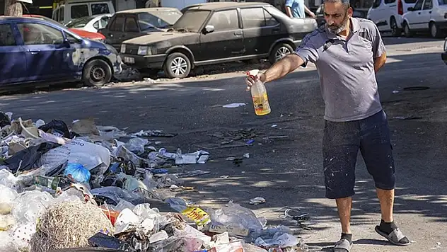 İzmir'de esnaftan toplanmayan çöplere karşı mazotla haşere önlemi