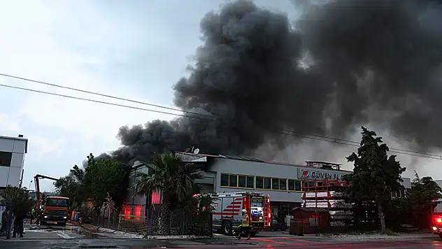 İzmir'de iki ayrı fabrikada çıkan yangın kontrol altına alındı
