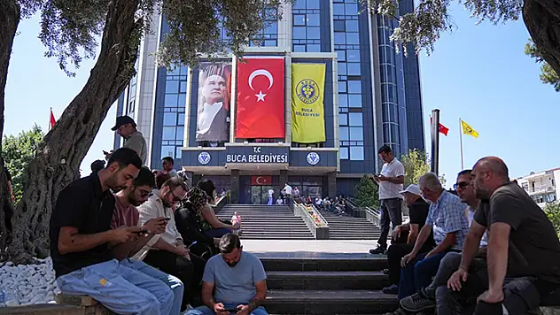 İzmir'de iki belediyede işçiler iş bıraktı