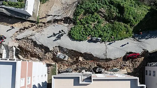İzmir'de istinat duvarının çökmesi sonucu 2 bina ve 6 araç hasar gördü